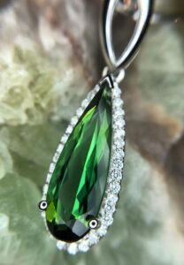 14k white gold green tourmaline and diamond pendant 230-01105